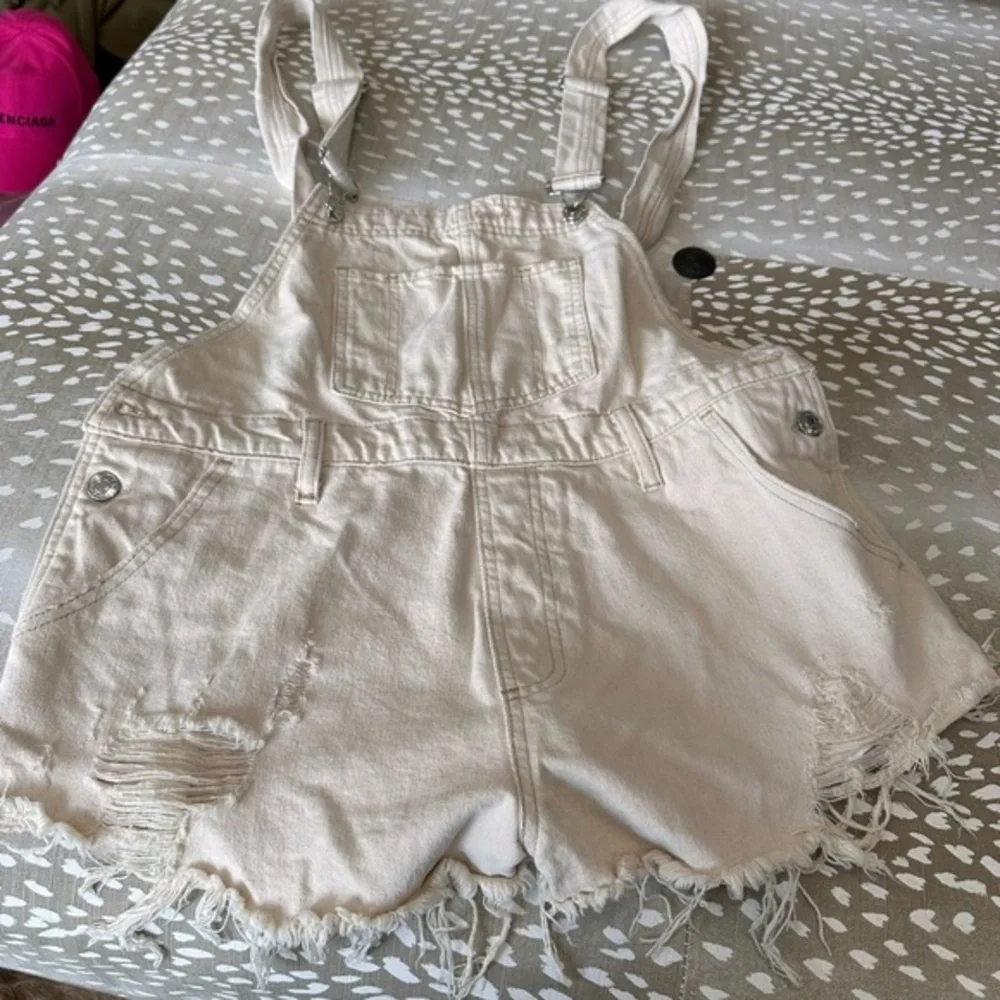 We‎ The Free Cream Distressed Women Shorts - Picture 2 of 3